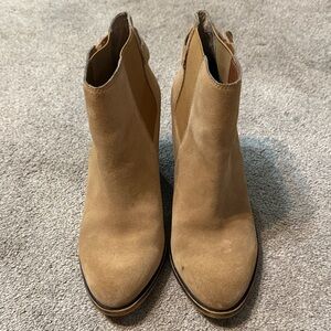 Woman’s Lucky Brand Size 8.5 Tan Suede Ankle Booties Slip On Half Side Belt